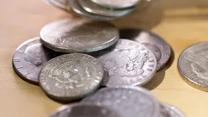 Cum să profităm de izolare: Un angajat poate pune deoparte chiar şi 2.000 de lei lunar