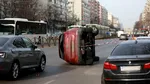 Accident grav lângă Spitalul Colentina. Șase mașini au fost implicate, una s-a răsturnat