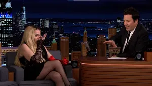 VIDEO. Madonna şi-a ridicat rochia, în direct, la Tonight Show. Reacţia lui Jimmy Fallon