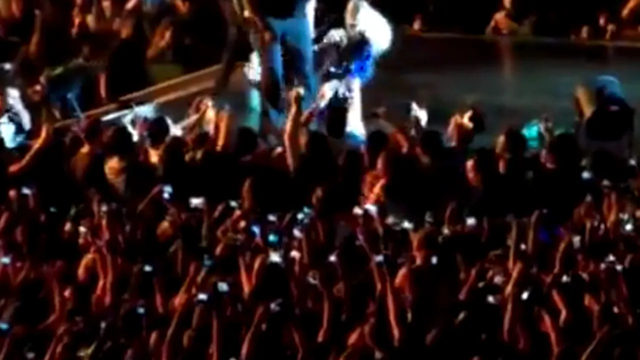 Beyonce, dată jos de pe scenă de un admirator înfocat în timpul unui concert în Brazilia - VIDEO