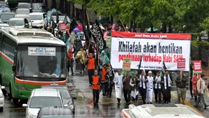 Manifestanţi islamişti radicali anti-Charlie Hebdo îndeamnă la expulzarea francezilor din Indonezia - FOTO