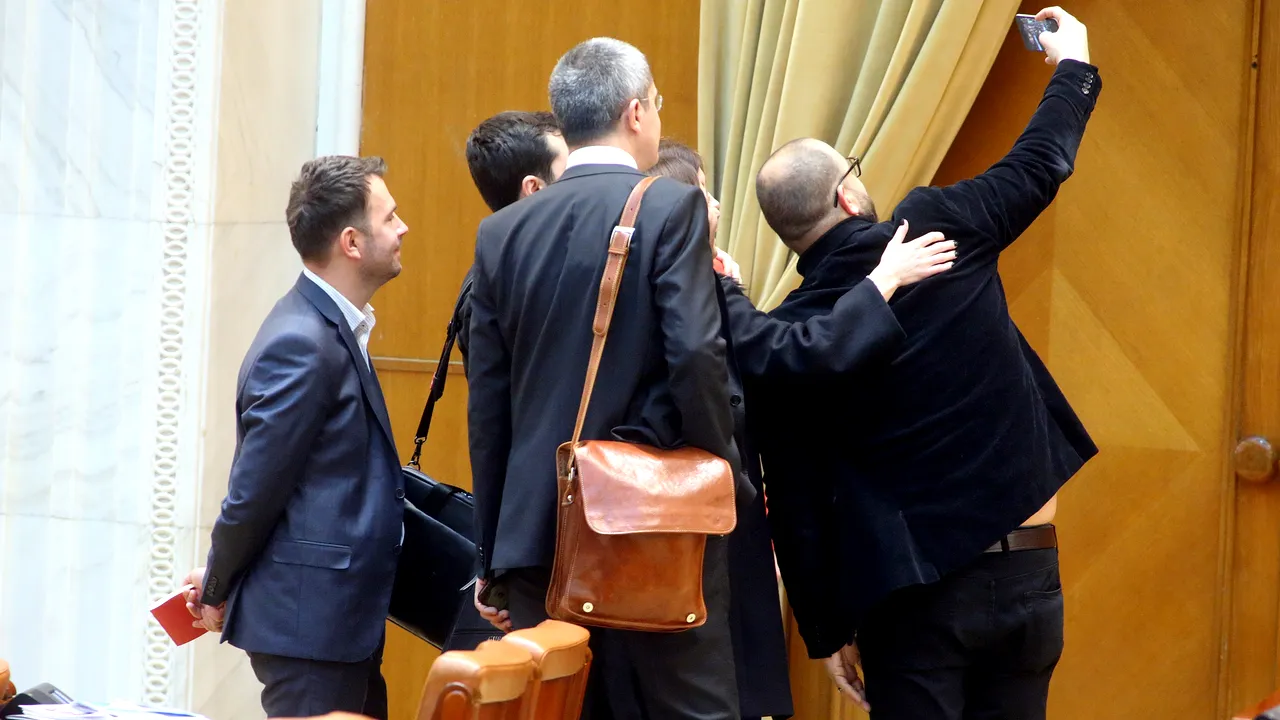 Selfie-urile, la modă printre politicieni în 2019. Ministrul care este cel mai mare fan al acestui stil fotografic