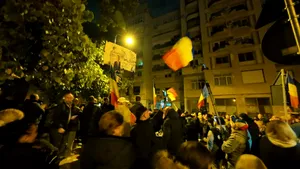„Nu cedăm”. Aproximativ 300 de susținători ai lui Călin Georgescu, din nou în față la Arestul Central