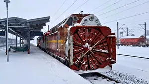 CFR: Peste 500 de angajați, mobilizați cu utilaje de deszăpezire