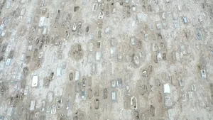 Oraşul pus la pământ de război şi sugrumat de coronavirus. Criză umanitară fără precedent: groparii sapă zi şi noapte morminte