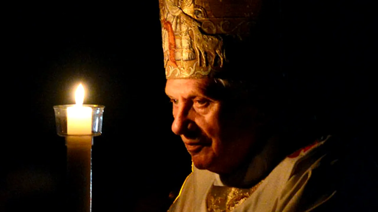 Paştele catolic, celebrat la Vatican: Papa Benedict al XVI-lea avertizează că întunericul care îl ascunde pe Dumnezeu ameninţă omenirea