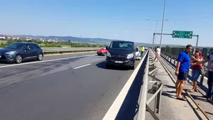Accident pe Autostradă, la ieşirea din Sibiu spre Braşov: Opt răniţi în urma impactului dintre trei maşini. Circulaţia se desfăşoară doar pe banda de urgenţă