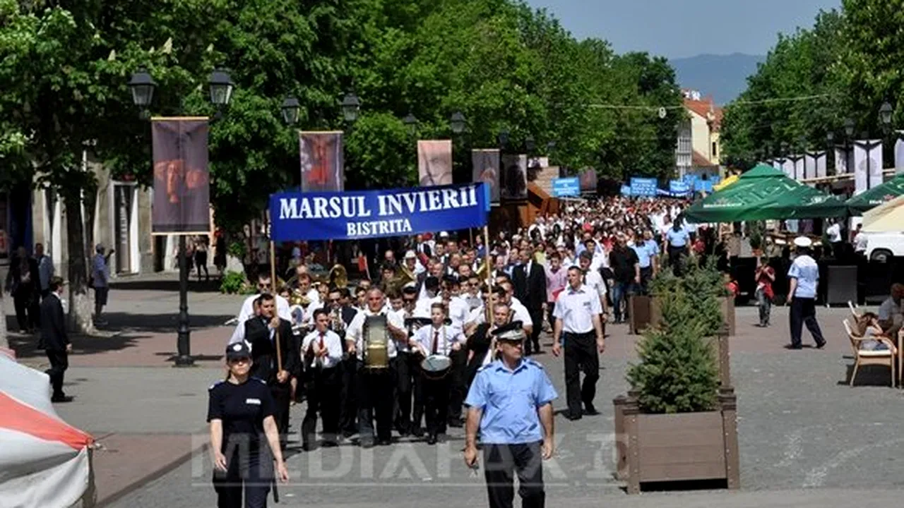 Bistriţa: Peste două mii de persoane au participat la Marşul Învierii, având pancate şi steaguri - FOTO
