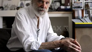 Georges Moustaki, autorul unor piese celebre interpretate de Edith Piaf şi Yves Montand, a murit la 79 de ani - VIDEO