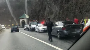 Patru copii duşi la spital după un accident între trei maşini şi un camion