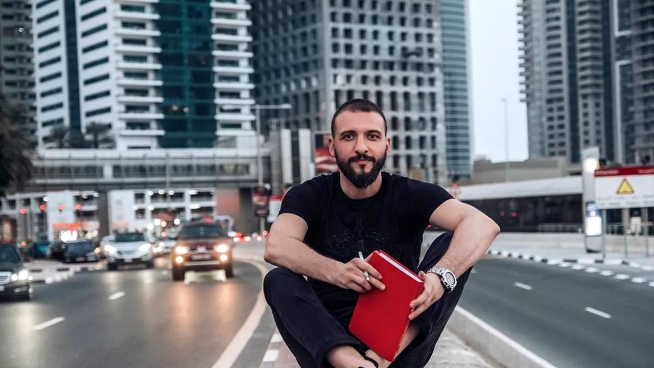 După două luni de la protestul #şîeu, Mandachi postează un videoclip ironic: „Erau zero kilometri de autostradă, acum s-au dublat”- VIDEO