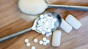 Studiu îngrijorător. Un îndulcitor folosit în numeroase produse, asociat cu un risc mai mare de infarct și AVC