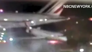 Un Airbus 380 a lovit un avion mai mic pe aeroportul JFK din New York - VIDEO