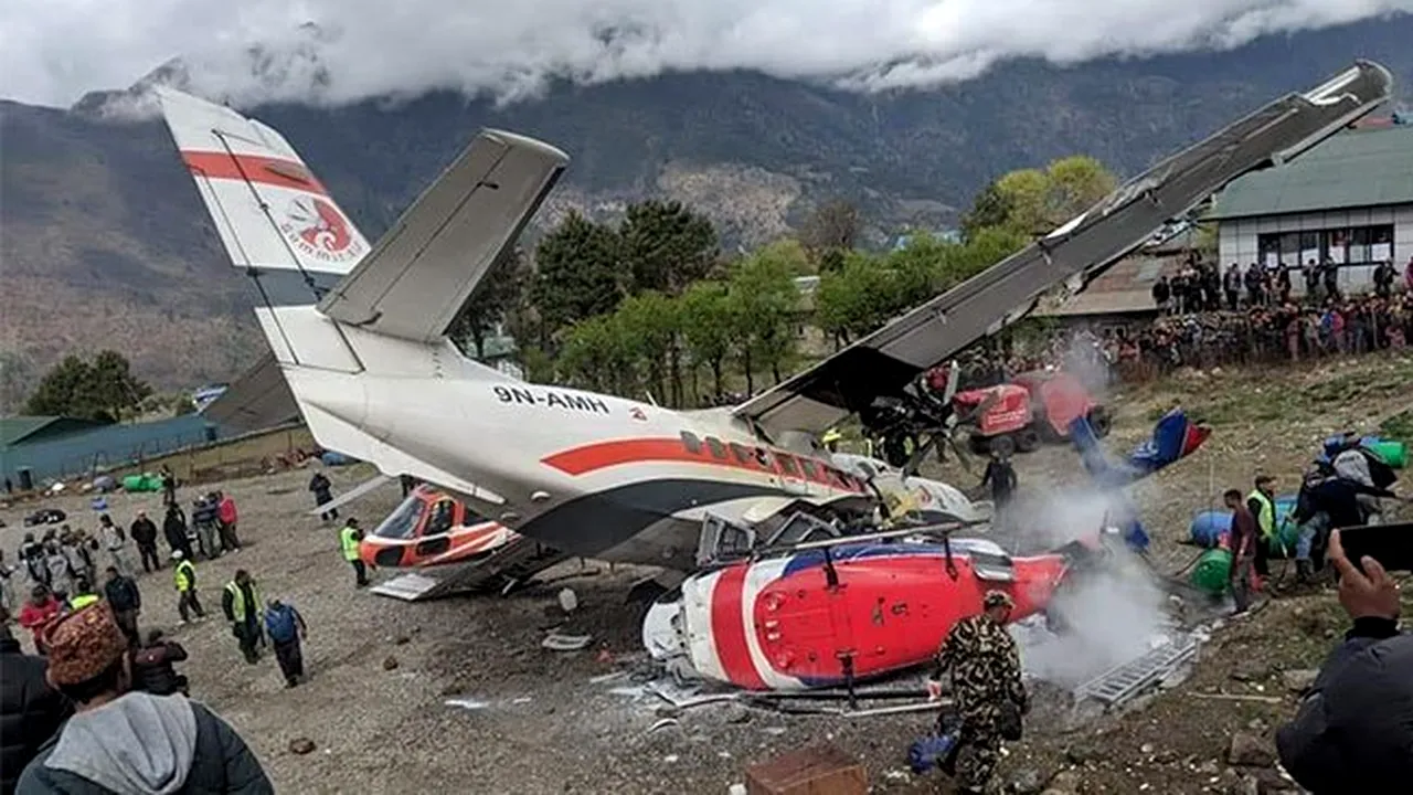 ACCIDENT pe unul dintre cele mai periculoase aeroporturi din lume: un avion de mici dimensiuni a lovit un elicopter