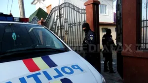 Percheziţii cu scandal la Strehaia. Jurnaliştii au fost atacaţi cu pietre