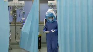 Personalul medical, „premiat” cu vaccinul anti COVID-19, dar lipsit de combinezoane şi drepturi la locul de muncă