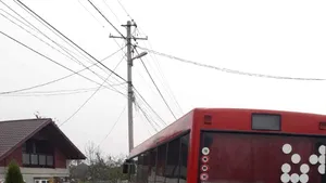 FOTO | Două persoane au ajuns la spital după ce un autobuz cu 14 călători a lovit o maşină parcată