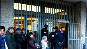 Forţele de ordine franceze au evacuat sute de imigranţi, inclusiv români, dintr-un fost azil