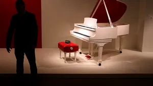 Un pian la care au cântat în duet Chris Martin şi Bono,vândut la licitaţie cu 1,9 milioane de dolari