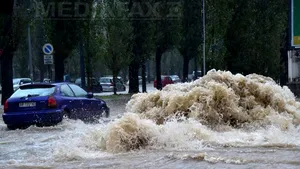 STUDIU: Numărul victimelor inundaţiilor s-ar putea tripla la nivel global, peste 15 ani