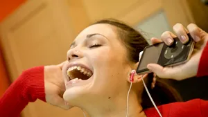 ONU va publica un top al cântecelor care îi fac pe oameni să fie fericiţi - VIDEO