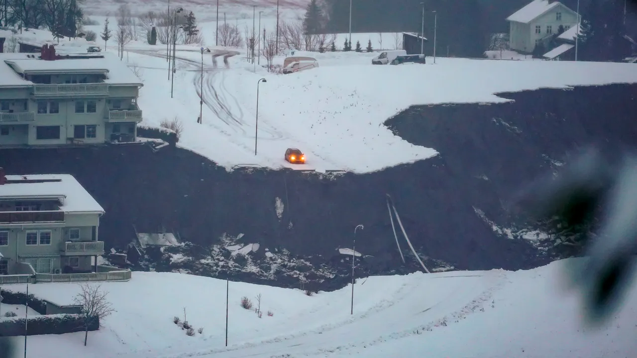 Alunecare de teren masivă, în Norvegia: Răniţii sunt transportaţi la spital, după ce casele le-au fost distruse FOTO