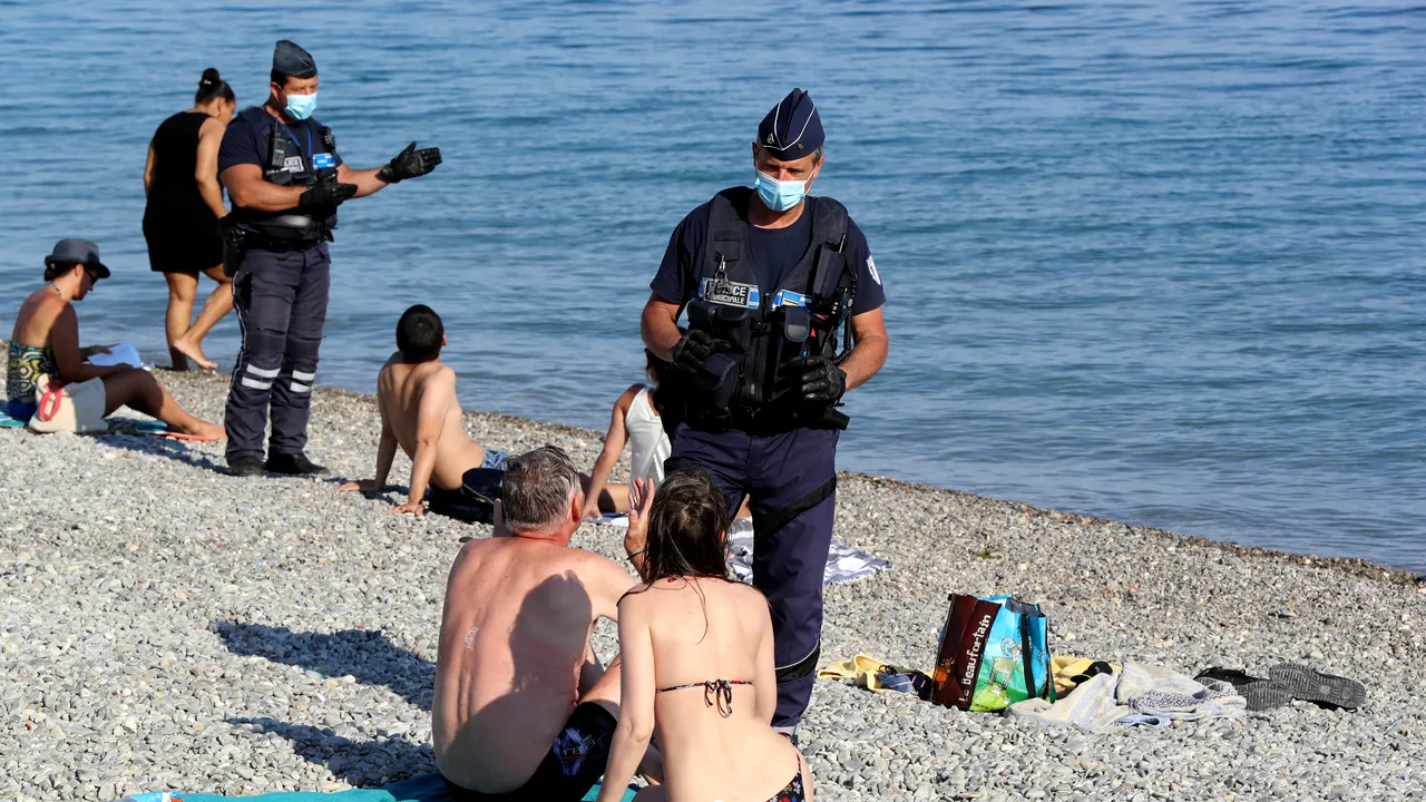 Ultimul delir al guvernanţilor francezi este acela de a se implica în conduita oamenilor atunci când merg la plajă. Amenzi usturătoare pentru toţi cei care nu respectă măsurile adoptate