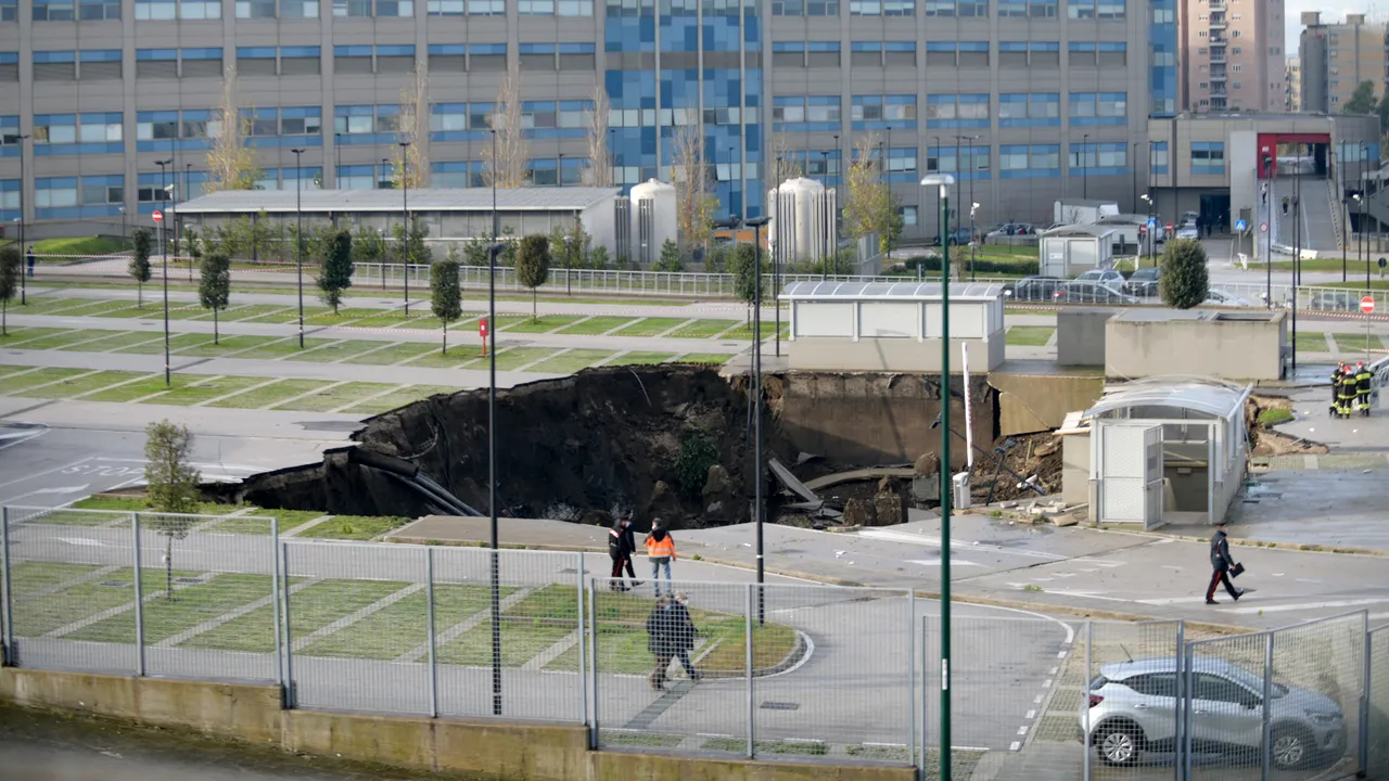 FOTO Crater uriaş, în parcarea unui spital din Napoli. Mai multe maşini au fost înghiţite de prăpastie