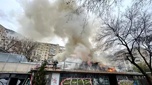 Incendiu într-o clădire de pe Calea Victoriei. 10 autospeciale intervin de urgenţă