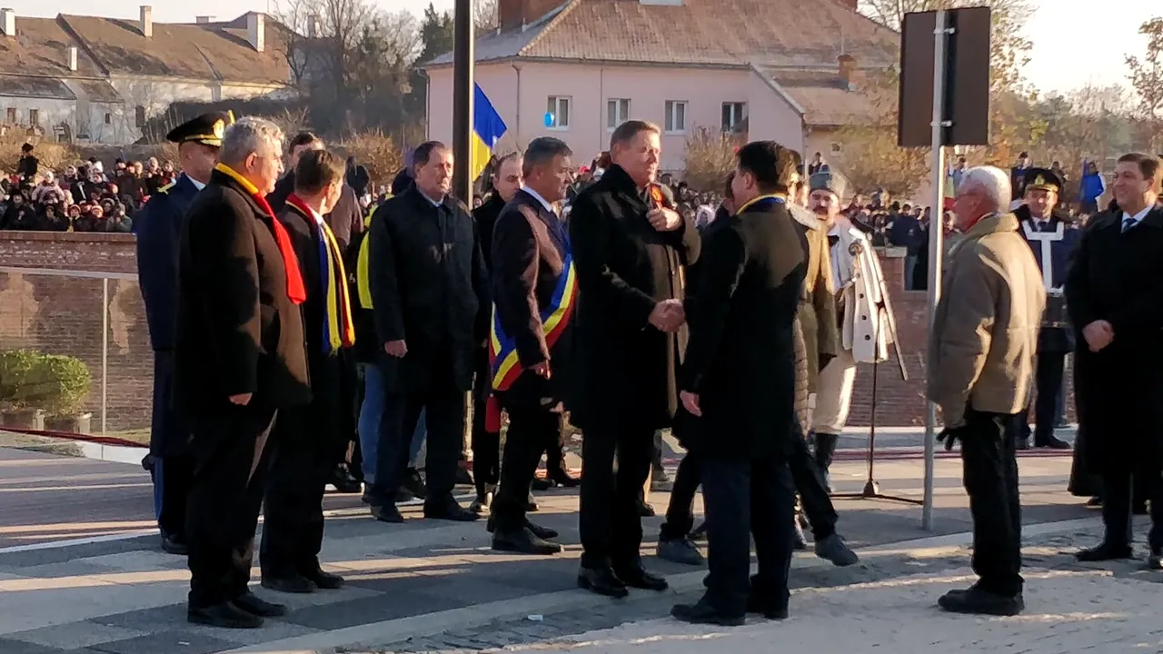Klaus Iohannis, încă o baie de mulţime la Alba Iulia, după paradă