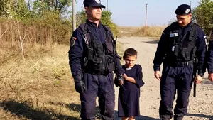 Un copil de 6 ani dispărut de acasă a fost găsit după o noapte de căutări, dezbrăcat şi la 10 km de casă. Gestul impresionant al unui jandarm