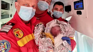 Un bebeluş din Bistriţa nu a mai avut răbdare şi a venit pe lume în ambulanţă. Mama a fost asistată de trei salvatori ISU