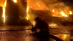 Doi tineri arestați preventiv deoarece au dat foc unei case din Galați
