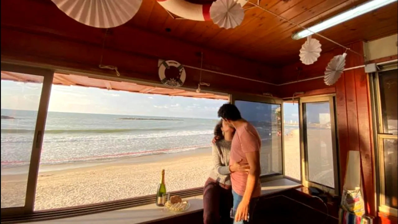 FOTO Cină romantică, pe malul mării, chiar şi în pandemie. Cabinele salvamarilor pot fi locul ideal 
