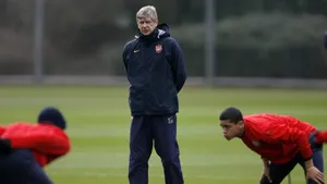 Arsene Wenger ar vrea ca auturile să fie executate cu piciorul, şi nu cu mâna