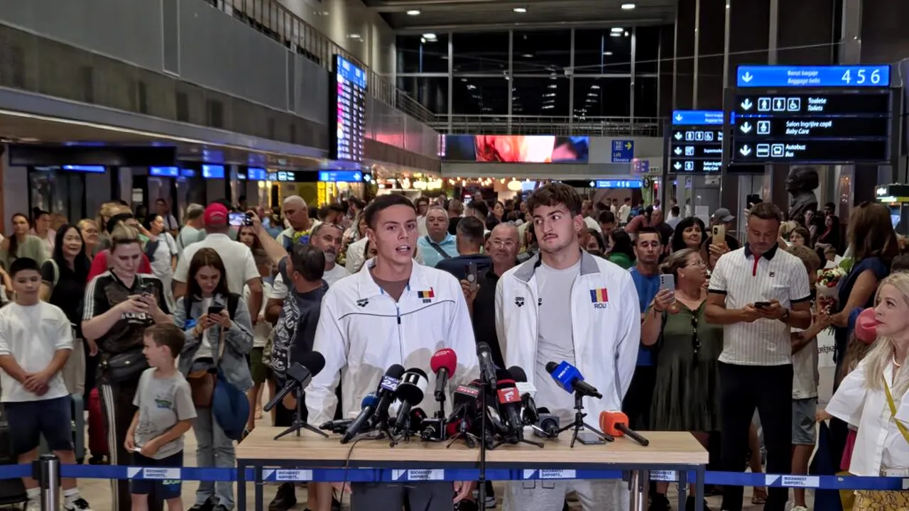 David Popovici s-a întors în România cu două medalii de aur din Singapore: „Nu e nicio șansă să mă retrag. Dacă va fi cazul, veți afla direct de la mine”