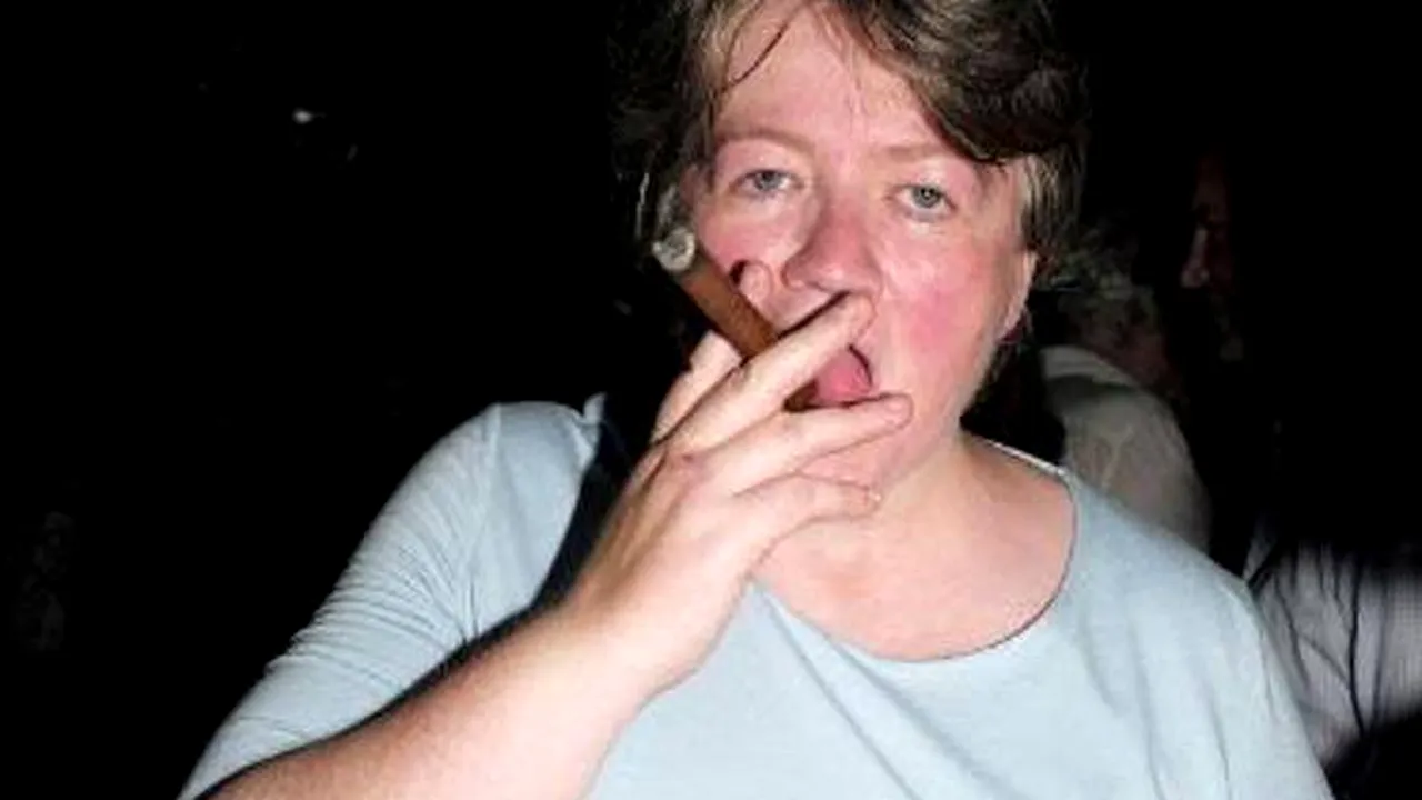 Ministrul Sănătăţii din Marea Britanie ruinează campania anti-fumat: îi place cu trabucul în gură şi nu promovează restricţiile
