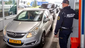 Slovenia dublează numărul poliţiştilor la graniţele cu vecinii Croaţia şi Ungaria