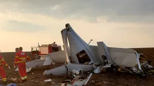 Avion de mici dimensiuni, PRĂBUŞIT la Tuzla: Copilotul a murit. Pilotul, transportat cu elicopterul la spital/  Aeronava efectua un zbor de instruire | FOTO, VIDEO 