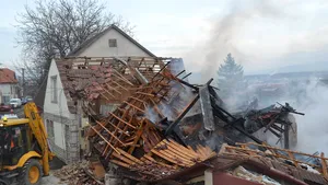 GALERIE FOTO Trei persoane rănite în urma unei explozii la o casă din Reghin 