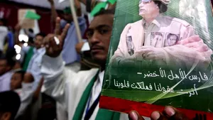 Muammar Kadhafi s-a plimbat în Tripoli şi face apel la rezistenţă - VIDEO