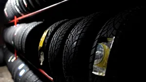 Şoferii, obligaţi de Guvern să-şi echipeze maşinile cu anvelope de iarnă sau all season