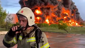 Rusia acuză că un atac cu drone a provocat incendiul de la depozitul de combustibil din Sevastopol