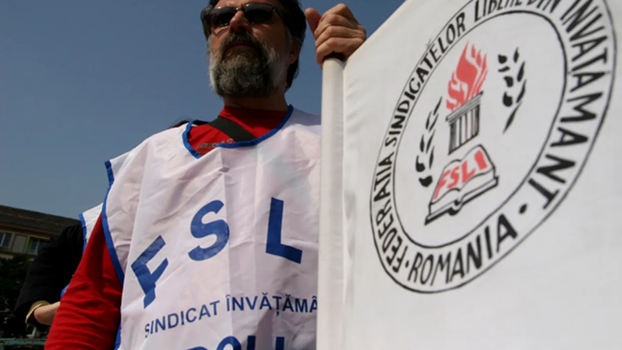 Aproximativ 100 de profesori pichetează Palatul Parlamentului