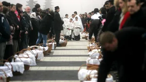 Tradiţii de Paştele Catolic. Coşuri cu mâncare, aduse de credincioşi la biserică pentru a fi binecuvântate. 6.000 de persoane la ceremonia din Miercurea Ciuc | FOTO