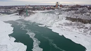 Cascadele Niagara au îngheţat parţial. S-a format „un regat de gheaţă” | FOTO