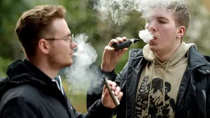 STUDIU. Vapatul este un potenţial factor de risc în dezvoltarea COVID-19 la adolescenţi şi adulţi tineri