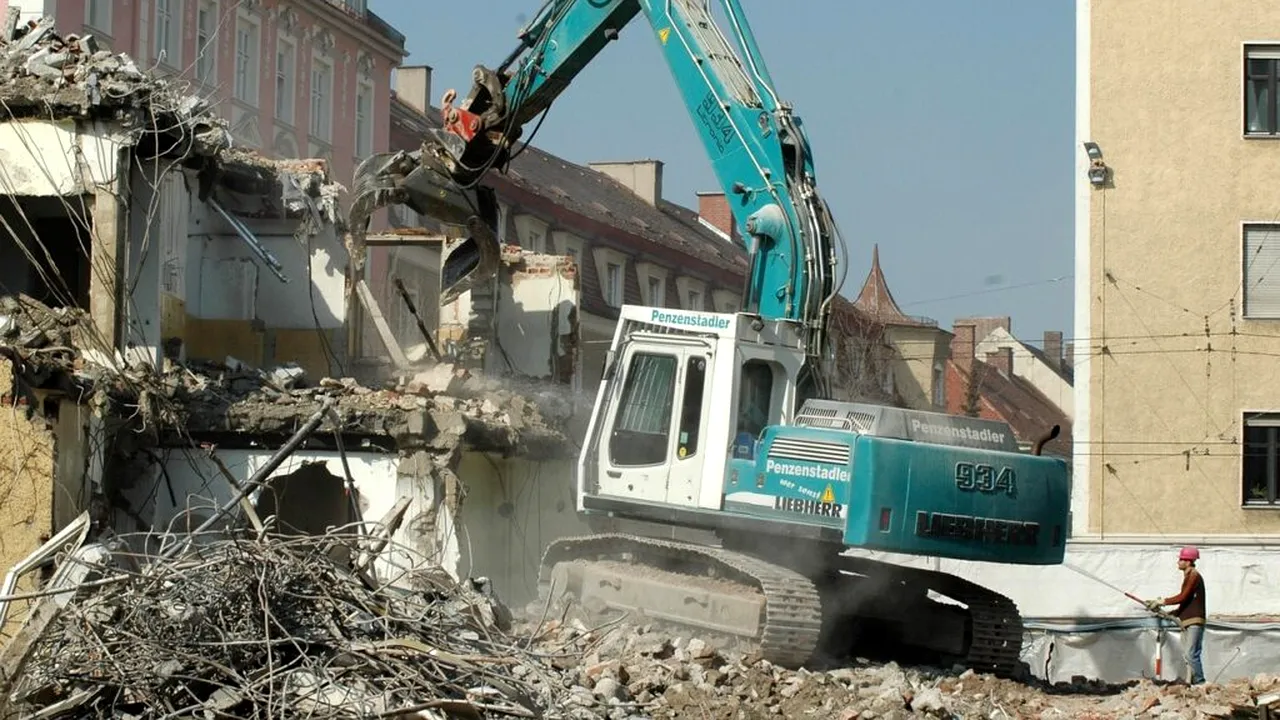 Demolarea planificată a unei clădiri a scăpat de sub control. Patru oameni au murit, iar alți patru au fost răniți