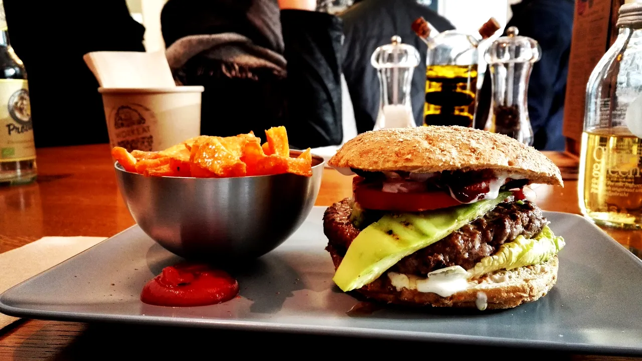 Generozitate de Crăciun: Un mare actor le-a plătit mâncarea tuturor clienţilor unui local fast food