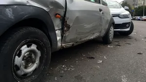 Un şofer băut a lovit 12 maşini parcate într-un cartier din Ploieşti. Ce amendă a primit tânărul | VIDEO, FOTO